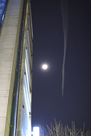 夜の飛行機雲 カメラ片手に おさんぽ日和